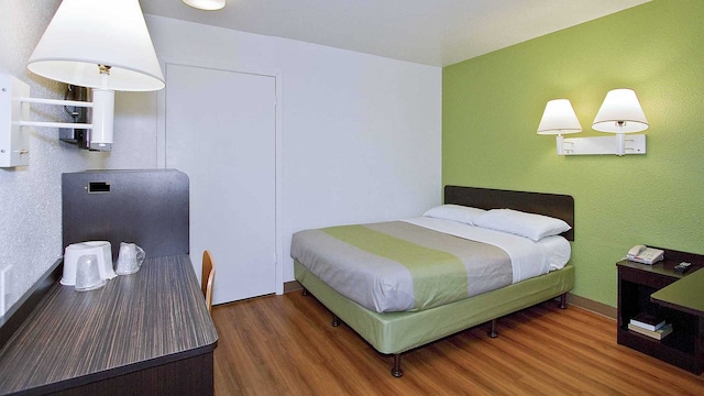 1 Queen Bed | Micfridge