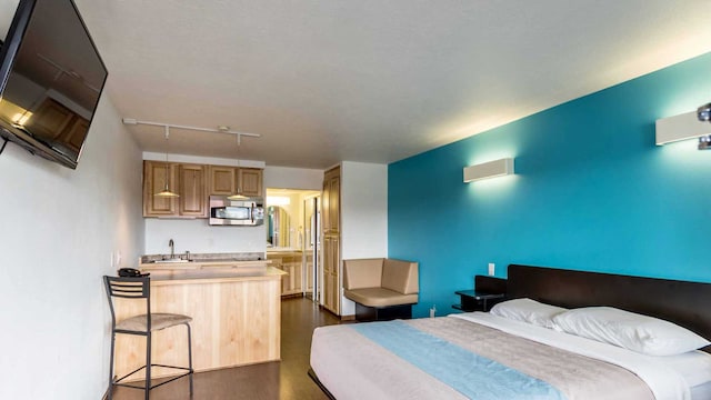 1 King Bed | Non-Smoking, Kitchen