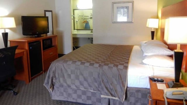 1 King Bed | Mob Acc RI Shwr Nsmk Micfridg