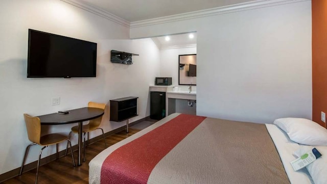 1 King Bed | Non-Smoking, Micfridge