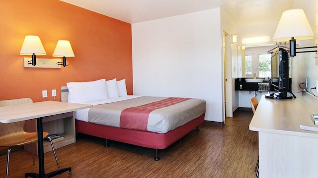 1 Queen Bed | Micfridge