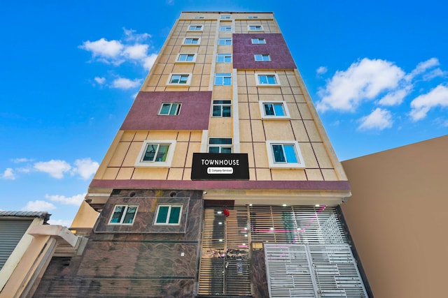 Super Townhouse Kokapet Near GAR