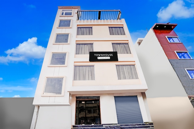 Super Townhouse Lahartara Railway Bridge Near Bus Stop