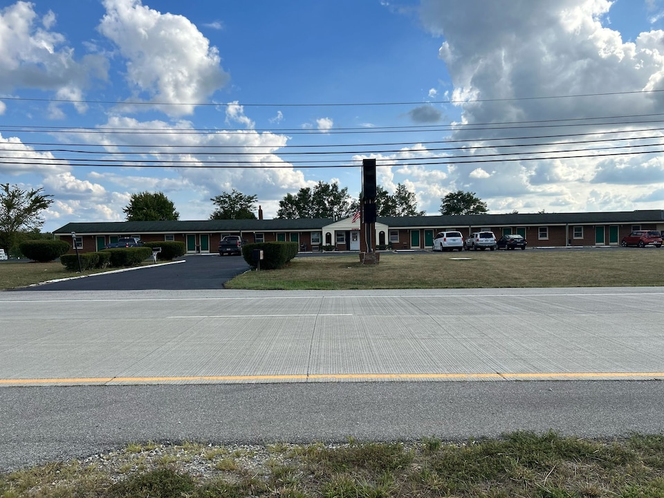 Hillcrest Motel by Oyo Aurora near Lawrenceburg, Aurora, IN, Aurora, IN