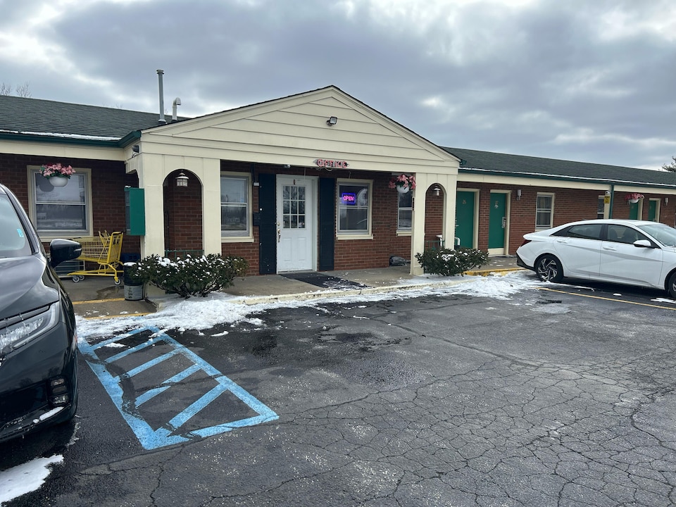 Hillcrest Motel by Oyo Aurora near Lawrenceburg, Aurora, IN, Aurora, IN