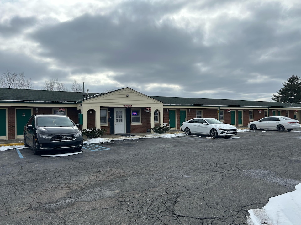 Hillcrest Motel by Oyo Aurora near Lawrenceburg, Aurora, IN, Aurora, IN