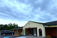 Hillcrest Motel by Oyo Aurora near Lawrenceburg