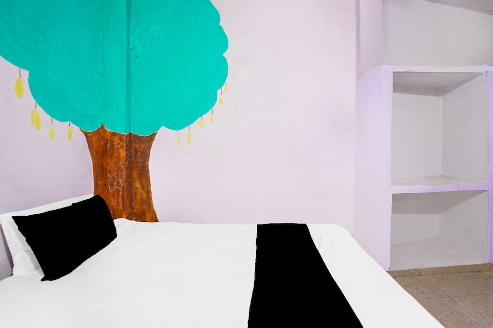 SPOT ON VIP LODGE, Rambagh Allahabad, Prayagraj