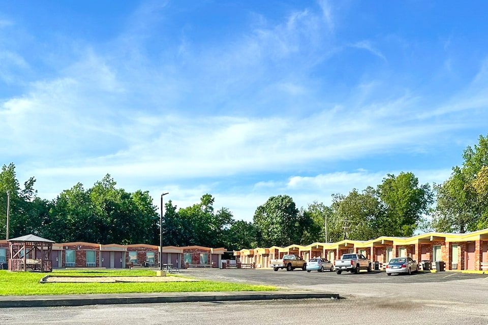 OYO Hickory House Inn, Dexter MO, Dexter MO