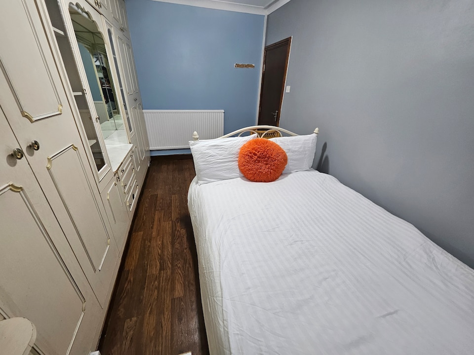 SnoozeDen Wellesley - Near to Slough Station, Slough, Slough