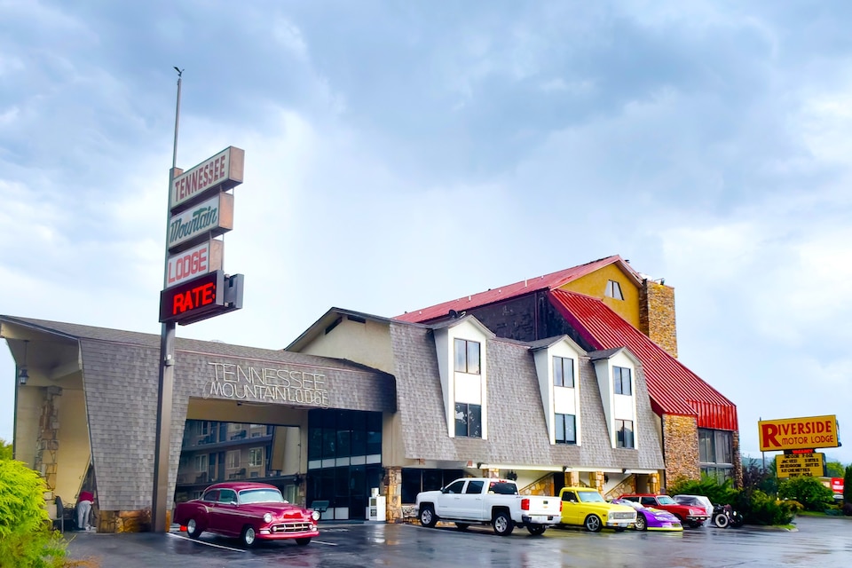 Tennessee Mountain Lodge Riverside by OYO, Pigeon Forge TN, Pigeon Forge