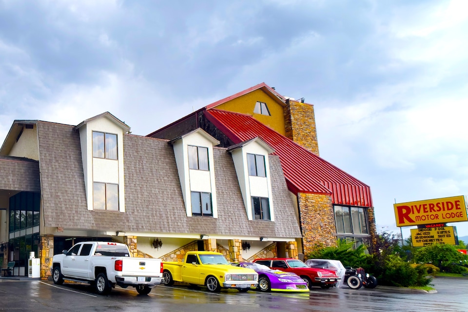 Tennessee Mountain Lodge Riverside by OYO, Pigeon Forge TN, Pigeon Forge