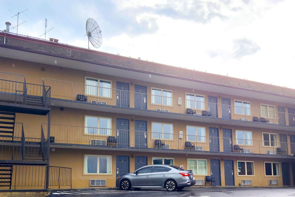 Tennessee Mountain Lodge Riverside by OYO, Pigeon Forge TN, Pigeon Forge