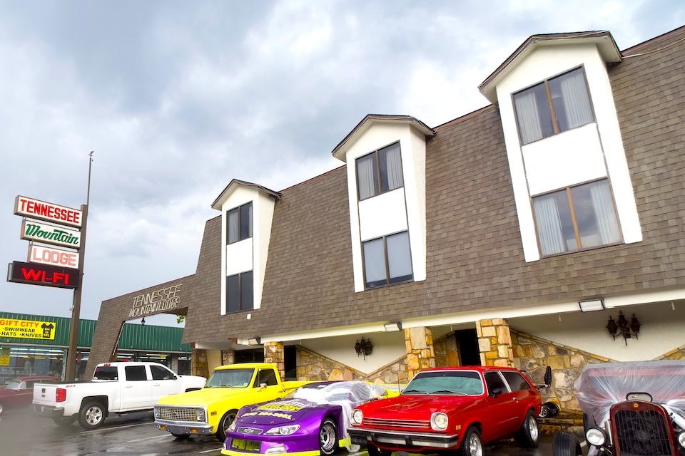 Tennessee Mountain Lodge Riverside by OYO, Pigeon Forge TN, Pigeon Forge
