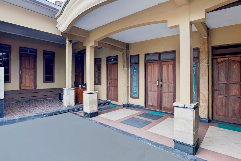 Hotel O Balikpapan near Taman Beruang Madu formerly Palm Cafe Inn, Balikpapan, Balikpapan