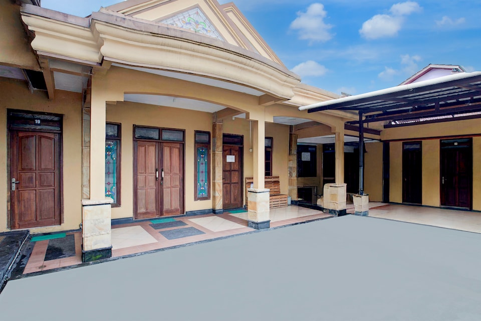 Hotel O Balikpapan near Taman Beruang Madu formerly Palm Cafe Inn, Balikpapan, Balikpapan