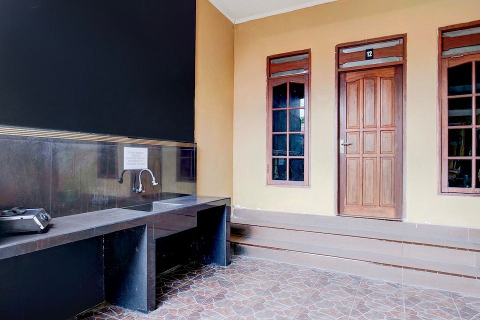 Hotel O Balikpapan near Taman Beruang Madu formerly Palm Cafe Inn, Balikpapan, Balikpapan