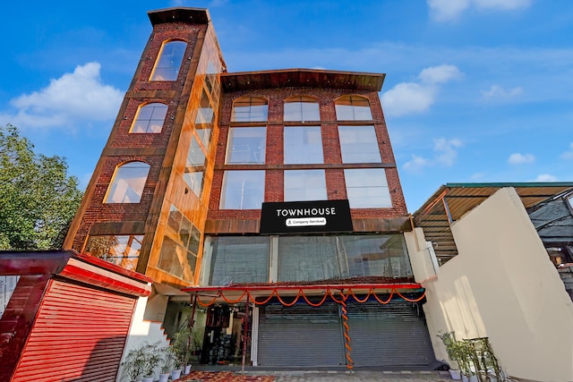 Townhouse Dharampur Railway Station