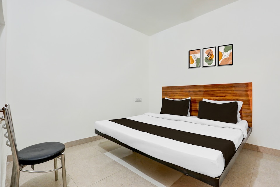 Hotel O Shanti Palace , Rambagh Allahabad, Prayagraj