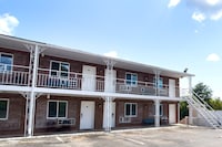 Imperial Inn by OYO Tazwell