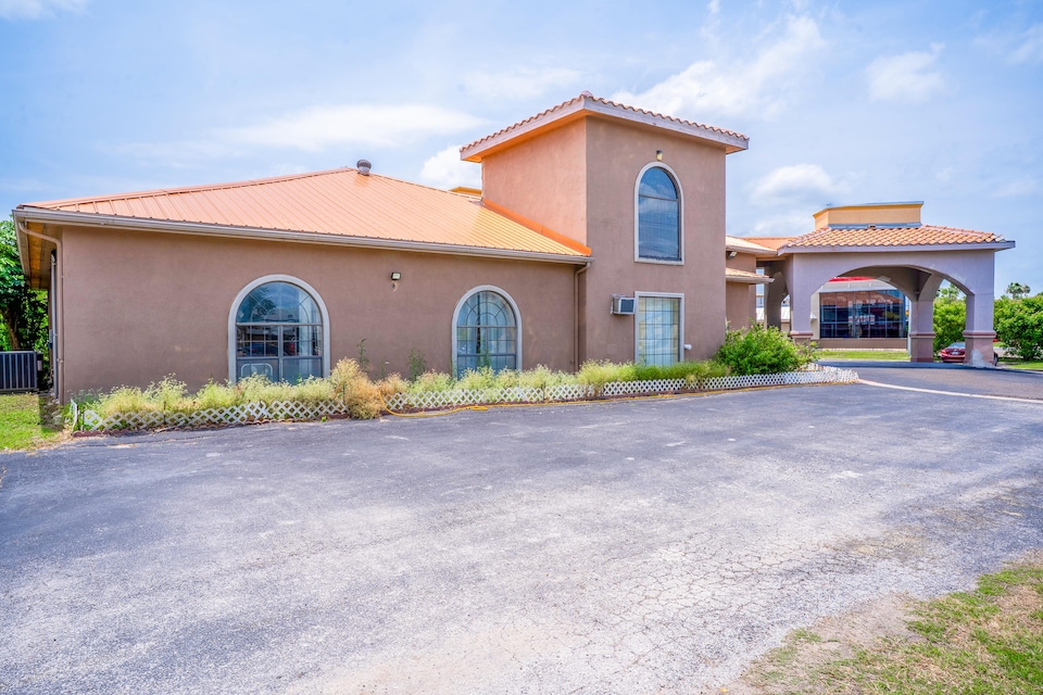 Lone Star Inn & Suites by OYO Harlingen TX, Harlingen TX, Harlingen TX