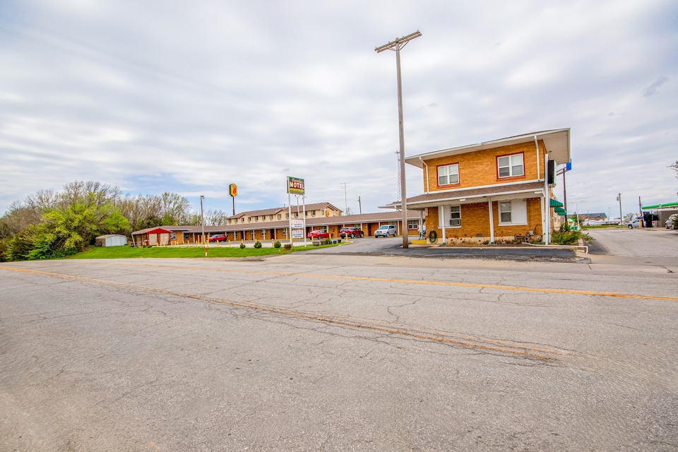 OYO Travelier Motel, Macon MO, Macon MO