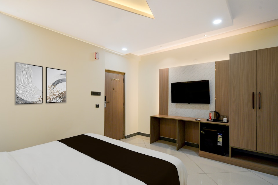 Super Townhouse Oak Premier Raidurg Biodiversity Park, Gachibowli, Hyderabad