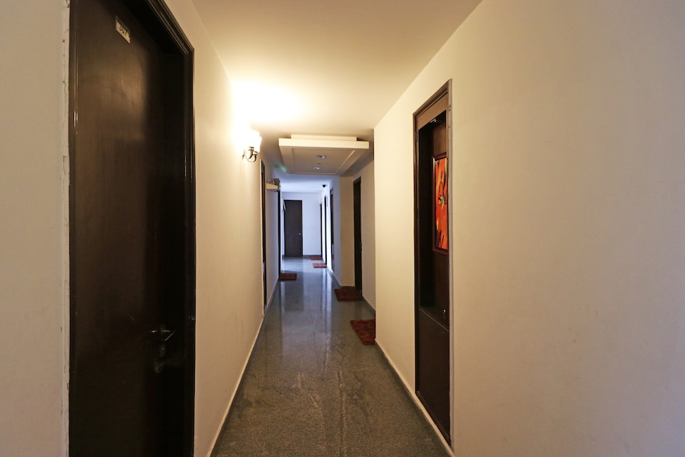 OYO Hongkong Square Near Bestech Central Square Mall, Golf Course Road, Gurgaon