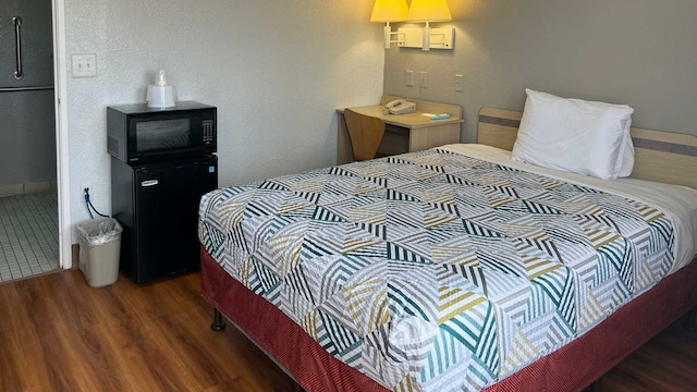 1 Queen Bed | Mobil Access Tub Nsmk Micfridg