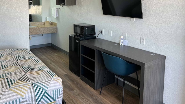 1 Queen Bed | Mob Acc RI Shwr Nsmk Micfridg