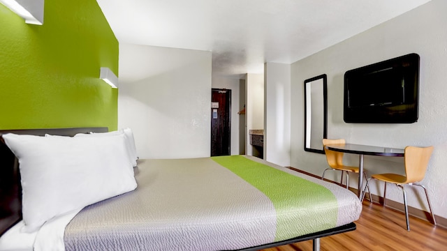 1 King Bed | Mobil Access Tub Nsmk Micfridg