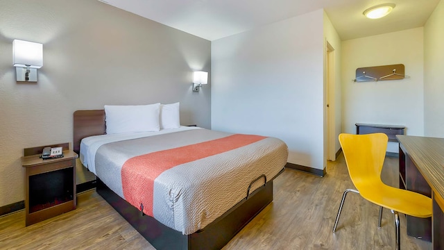 1 Queen Bed | Micfridge