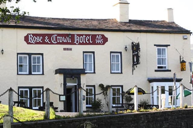 OYO Rose & Crown Hotel