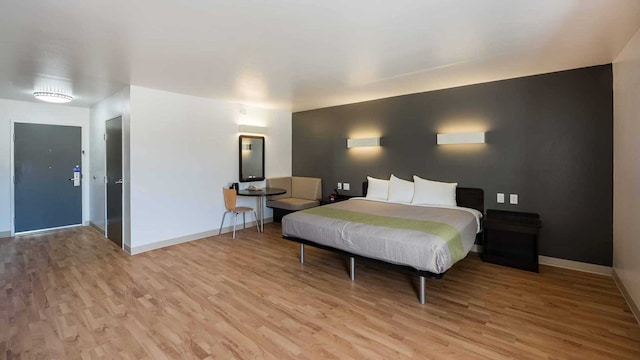 1 KING BED | MOB ACC RI SHWR STE NSMK KTCHN