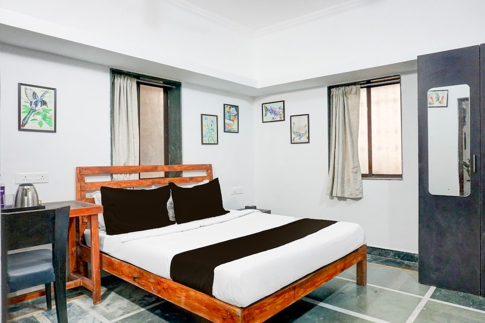 Super Collection O Baner Near Mumbai Pune Highway, Baner Pune, Pune