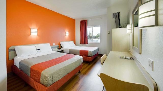 2 FULL BEDS | MINI FRIDGE