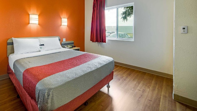 1 QUEEN BED | MINI FRIDGE