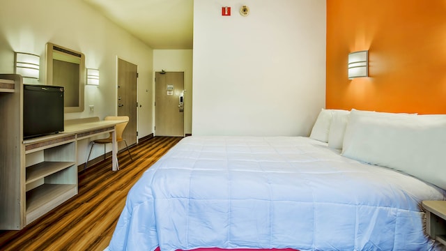 1 Queen Bed | Mini Fridge