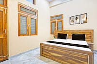 OYO 834443 Hitech Hotal