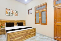 OYO 834443 Hitech Hotal