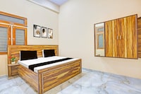 OYO 834443 Hitech Hotal
