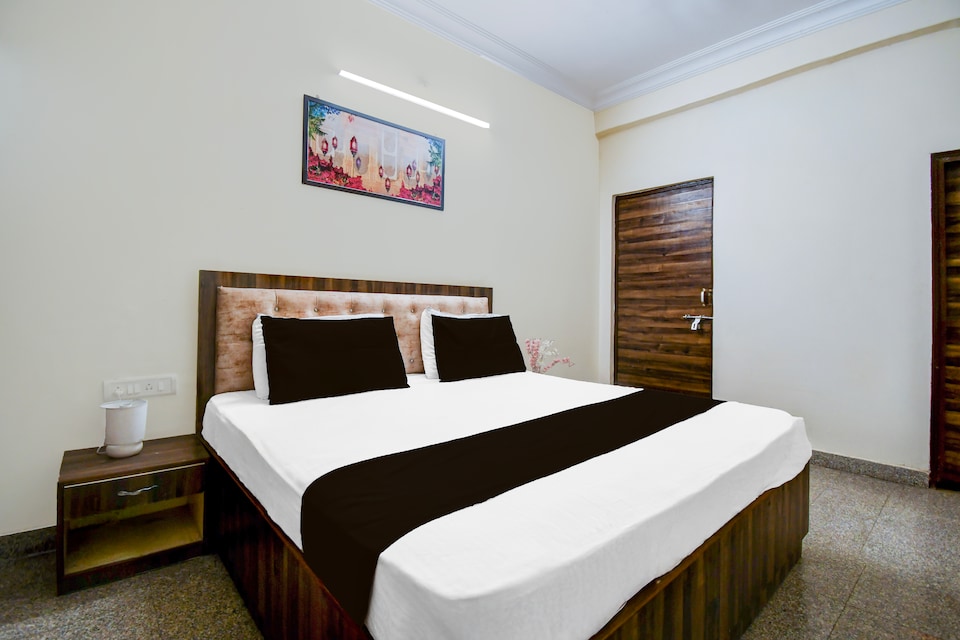 OYO Flagship hotel vasundhara inn, Vikas Nagar Lucknow, Lucknow