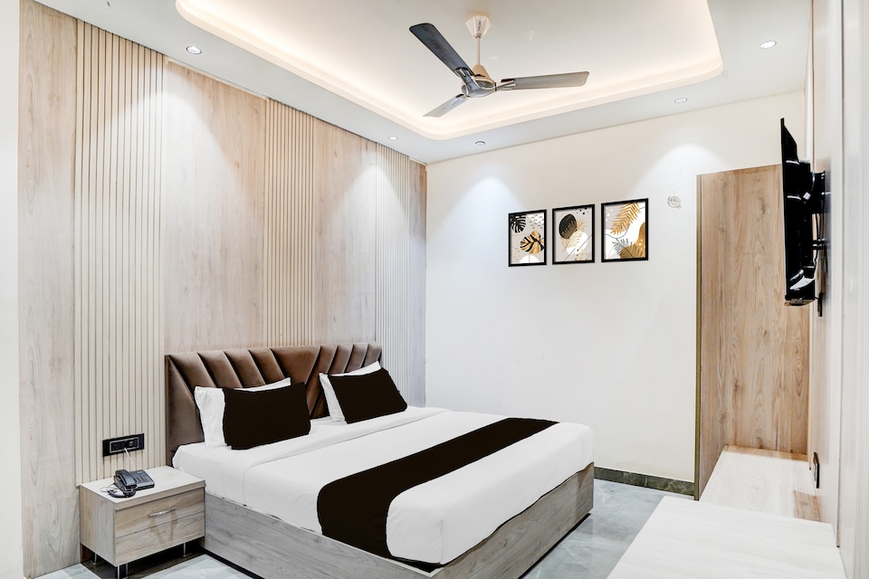 Hotel O N P PALACE, MG Road Agra, Agra