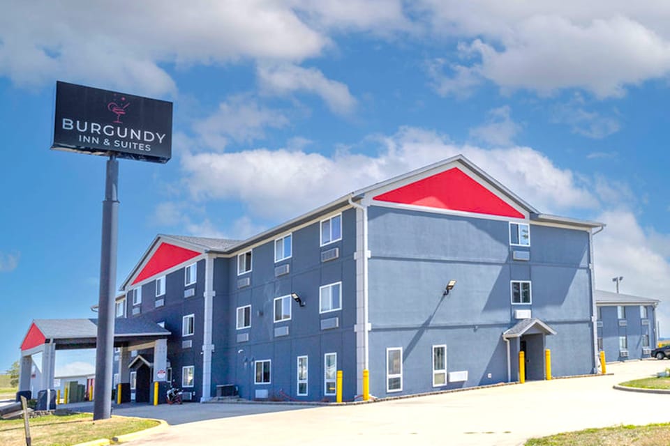 Burgundy Inn & Suites By OYO El Paso, El Paso, IL, El Paso, IL