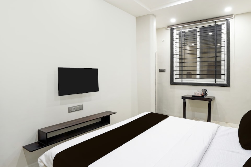 Super Townhouse Rajendra Nagar Main Road, Rajender Nagar, Indore