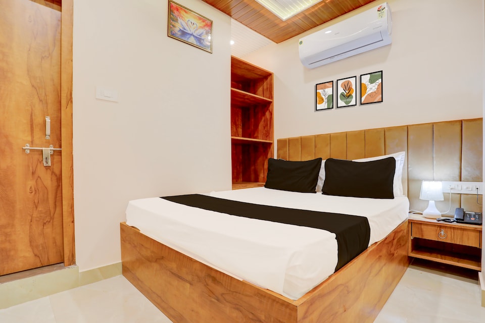Hotel O Anushka P Guest House, Godowlia, Varanasi