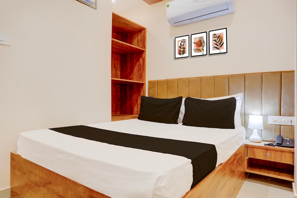 Hotel O Anushka P Guest House, Godowlia, Varanasi