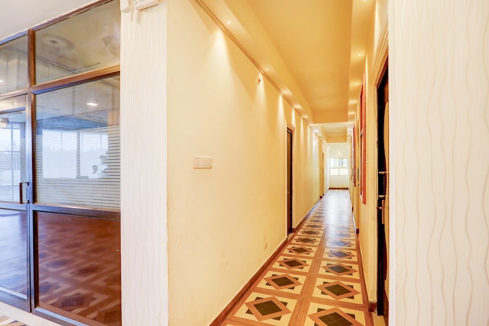 Hotel O SARA RESIDENCY, Railway Station Allahabad, Prayagraj