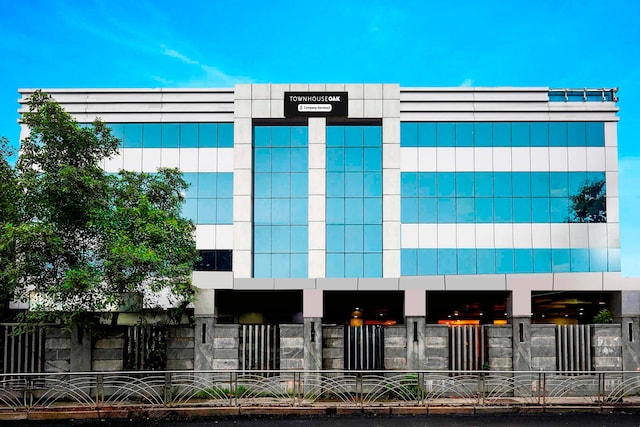 [Day Stay - 12 Hrs Slot : 8 AM to 8 PM] Townhouse Oak Nanganallur Metro Station