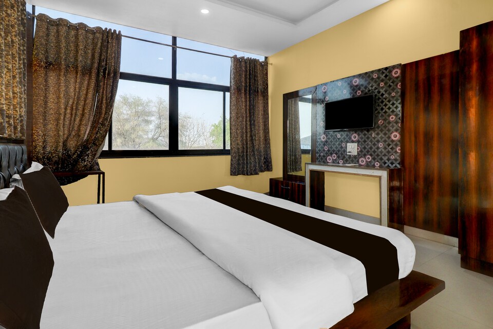 Hotel O Tomar Hotel and Restaurant , Shivpuri city, Shivpuri